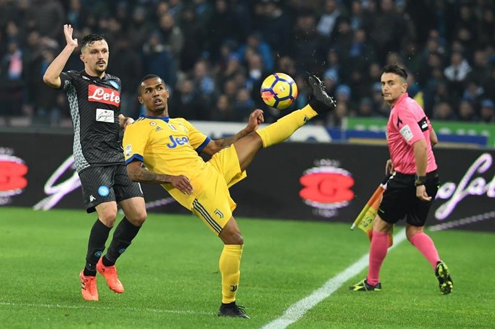 Douglas Costa voit son club au niveau du Barça et du Real. EFE