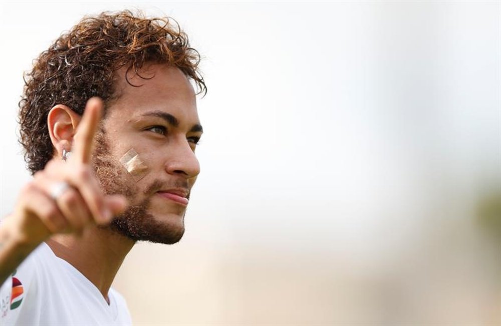 Neymar would have preferred to play the game later in the competition. EFE