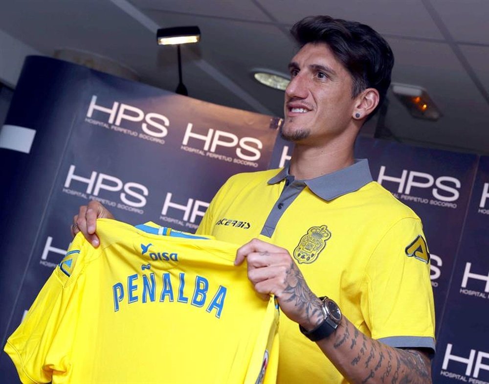 Peñalba posó con la camiseta de Las Palmas. EFE