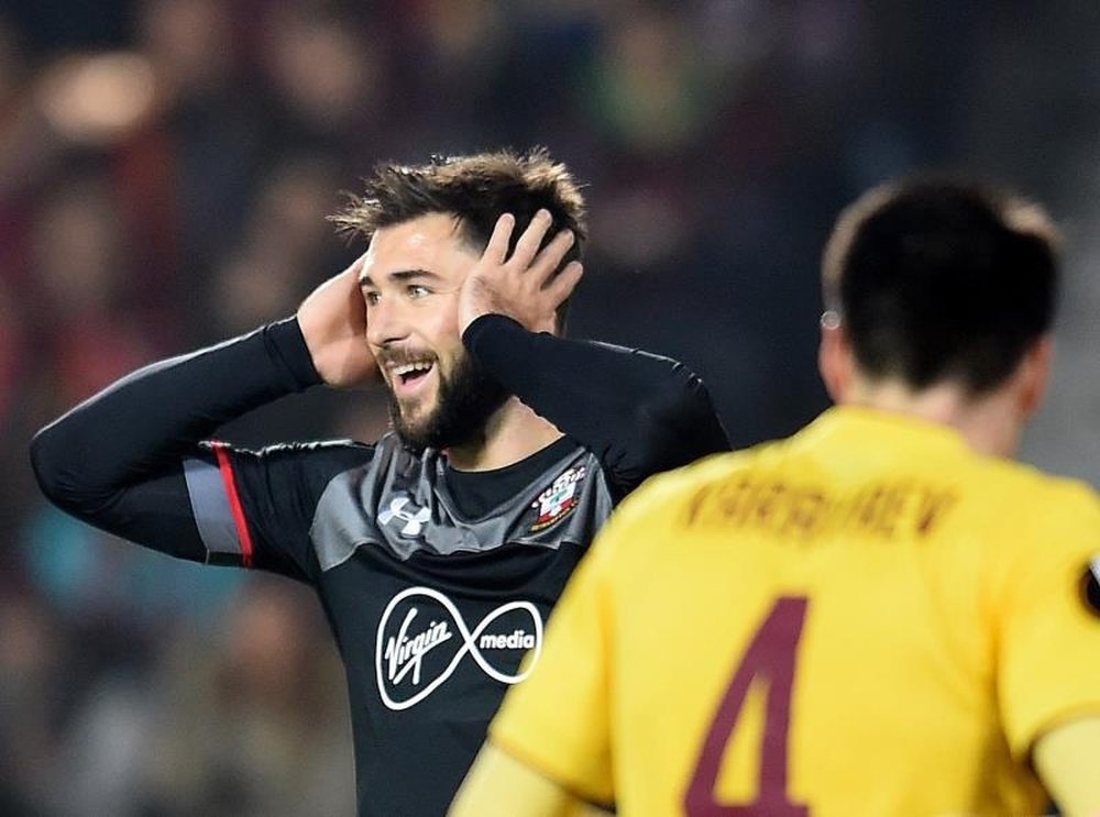 Charlie Austin labelled the officials 'a joke' as Southampton drew against Watford. EFE