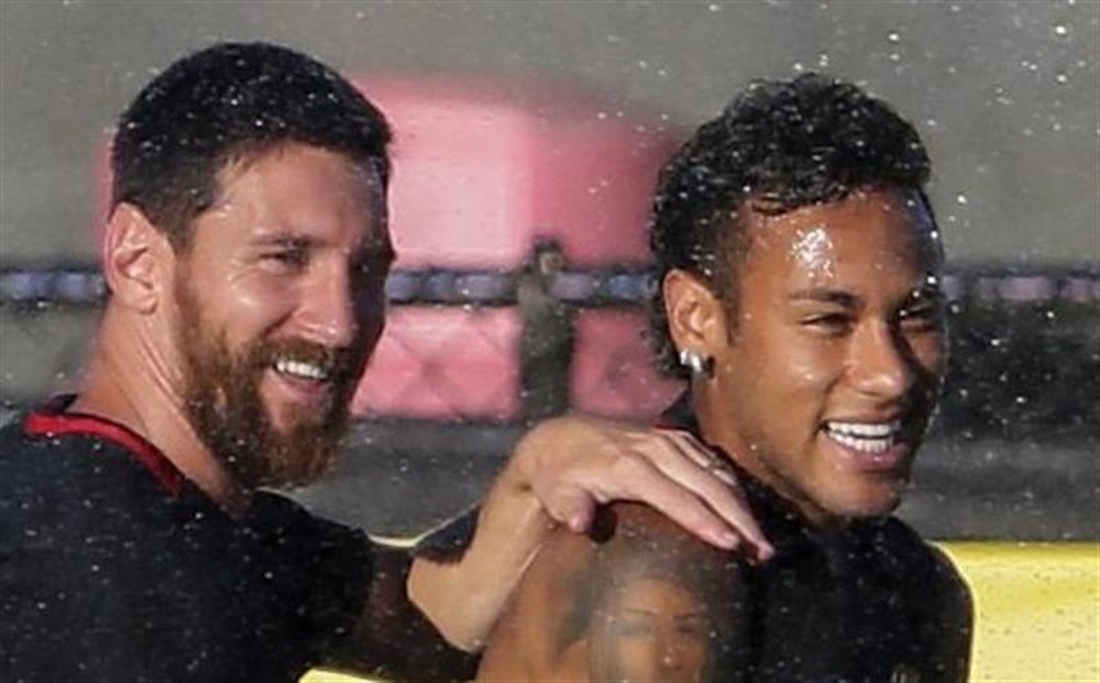 Messi y Neymar capitanean una buena iniciativa. EFE/Archivo