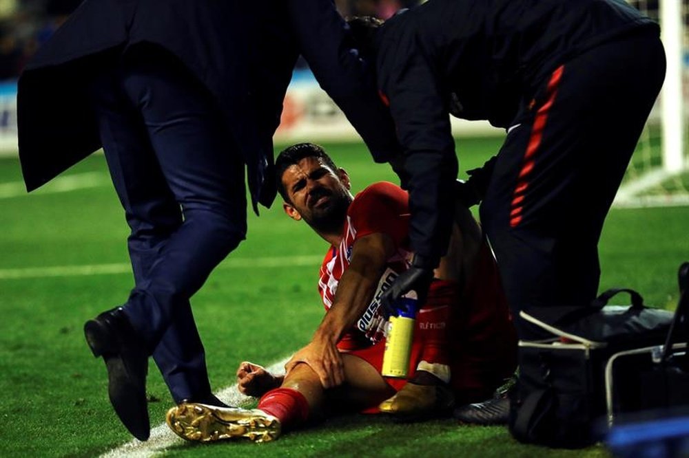 Diego Costa acabó con los tacos marcados en su pierna. EFE
