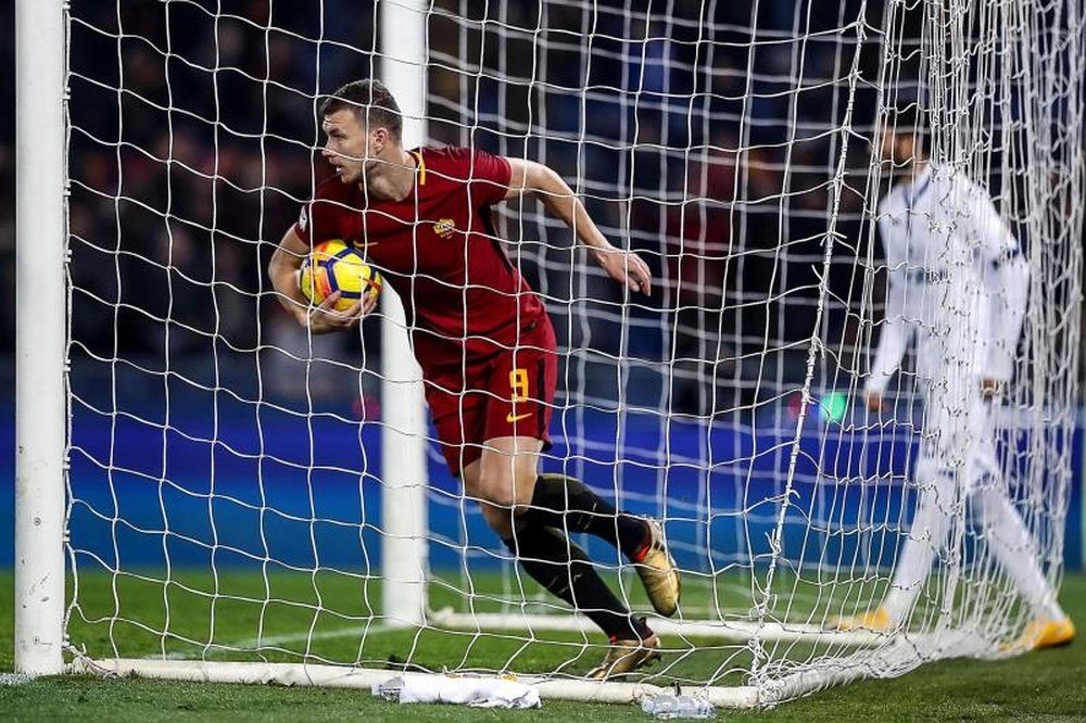 Edin Dzeko podría cambiar de aires dentro de la Serie A. EFE