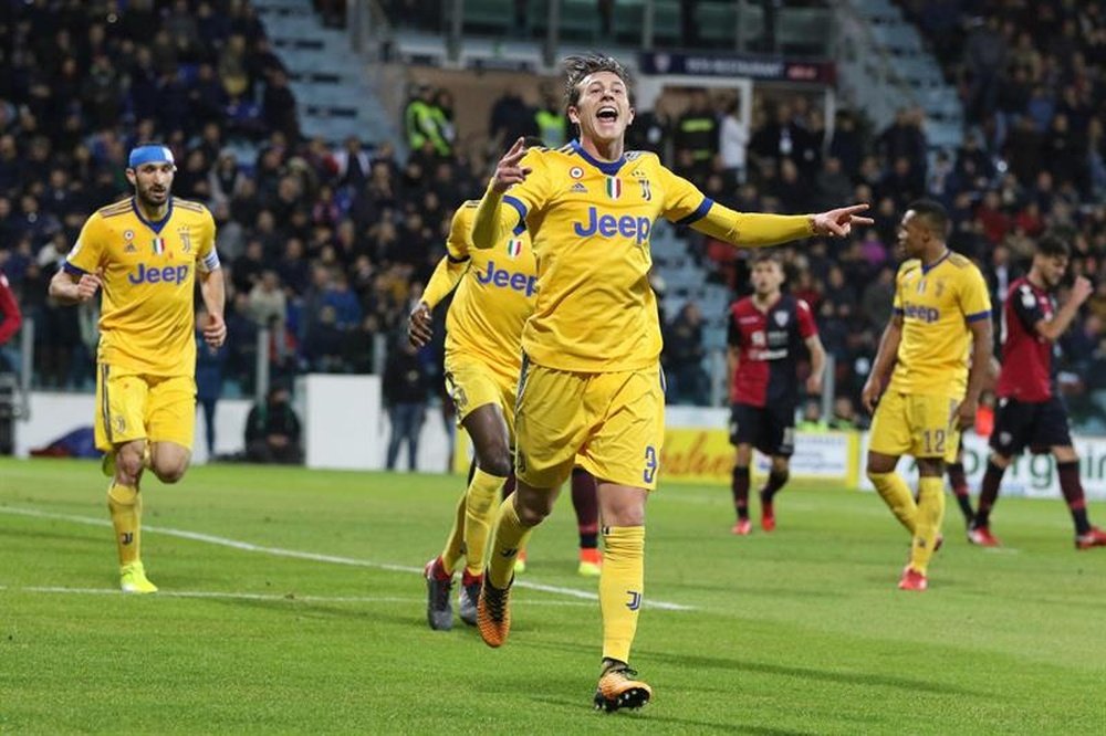 Bernardeschi celebra o gol apontado e que valeu os três pontos à Juve. EFE