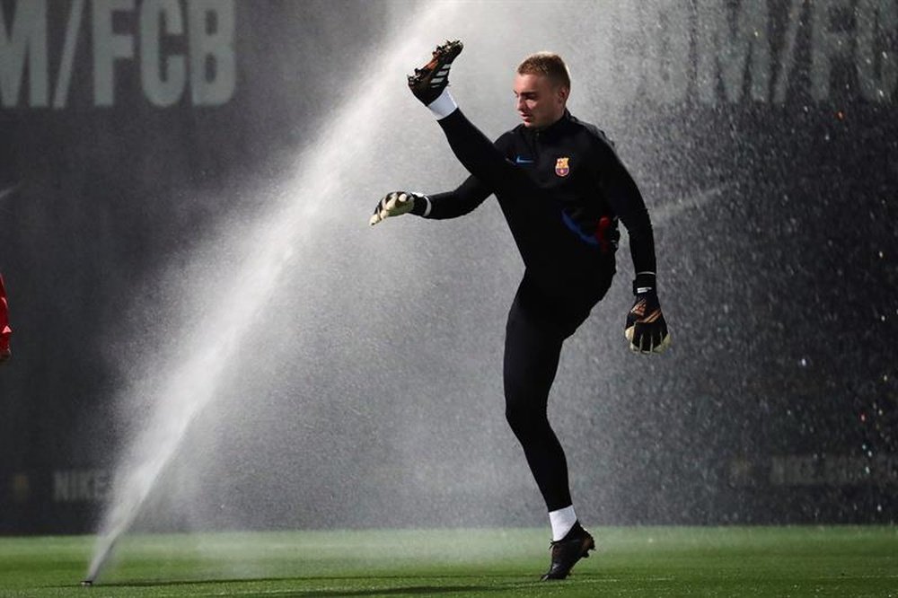 Cillessen could leave Barca in search of more regular football. EFE
