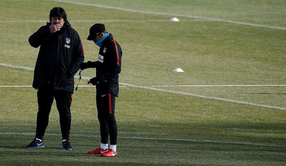 Simeone paró el entrenamiento para dar el toque a sus jugadores. EFE