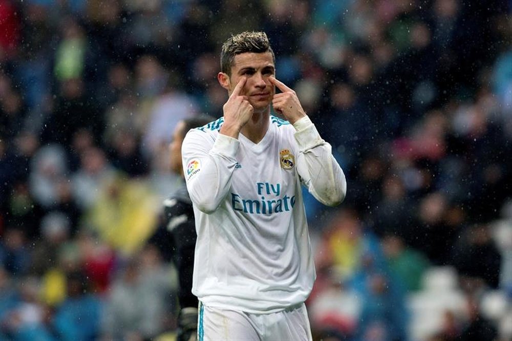 Ronaldo encouraging his team-mates. EFE