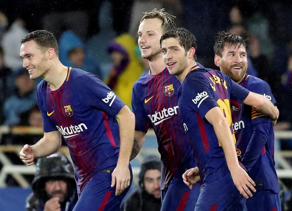 El Barça valora la llegada de un nuevo central. EFE