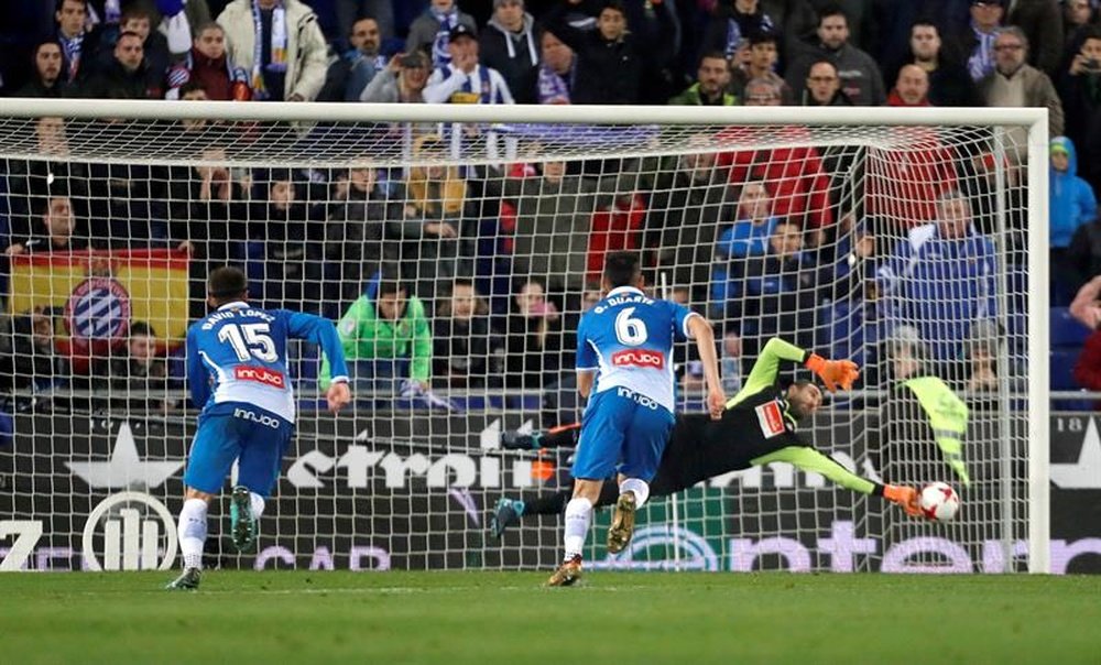 Diego López paró un penalti y el Espanyol se vino arriba. EFE