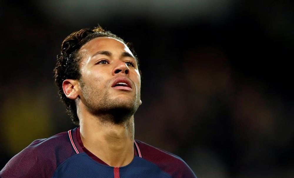 Neymar tuvo un rifirrafe con la grada. EFE