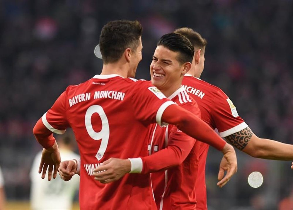 James festeja con Lewandowski después de un gol del ariete polaco. EFE