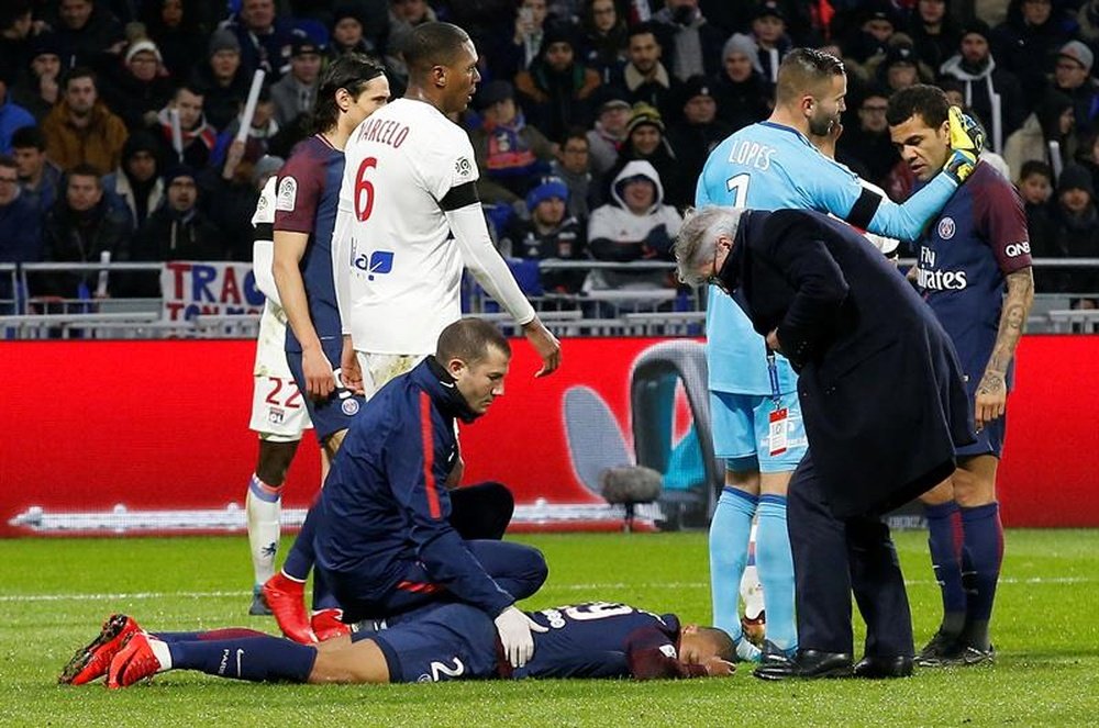 Mbappe had to be stretchered off after a collision. EFE/EPA