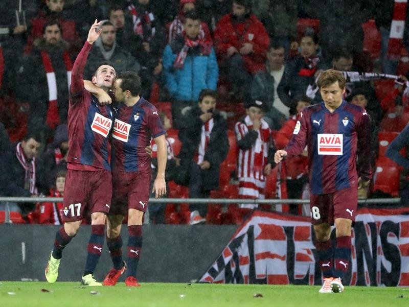Eibar goleia Sevilla em tarde de estreias