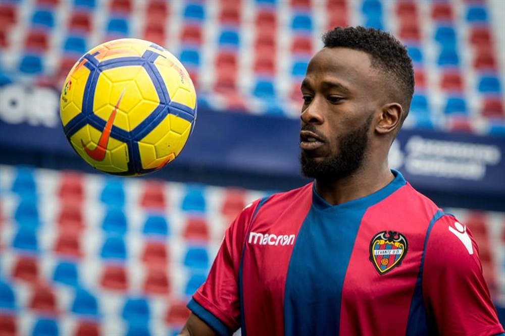 Fahad Al-Muwallad ya luce los colores del Levante. EFE