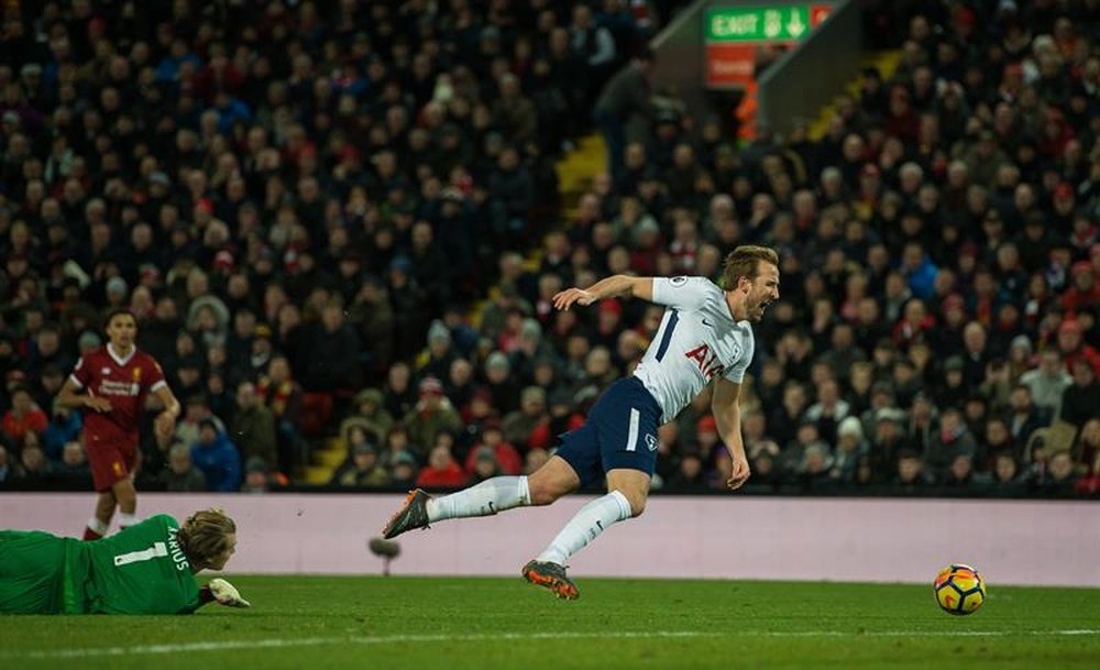 El partido entre el Liverpool y el Tottenham acabó con polémica. EFE/EPA