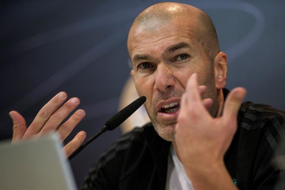 Makelele defends Madrid's Zidane. EFE