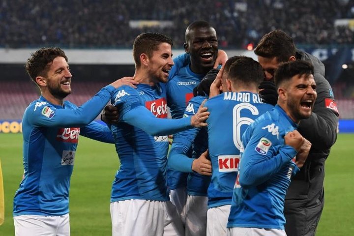 Napoli goleia Cagliari e aumenta vantagem sobre a Juventus