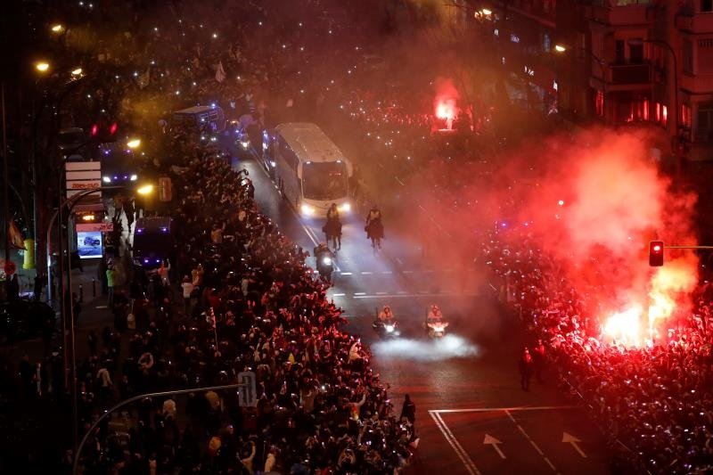 The Madrid fans came out in force to welcome their team. EFE
