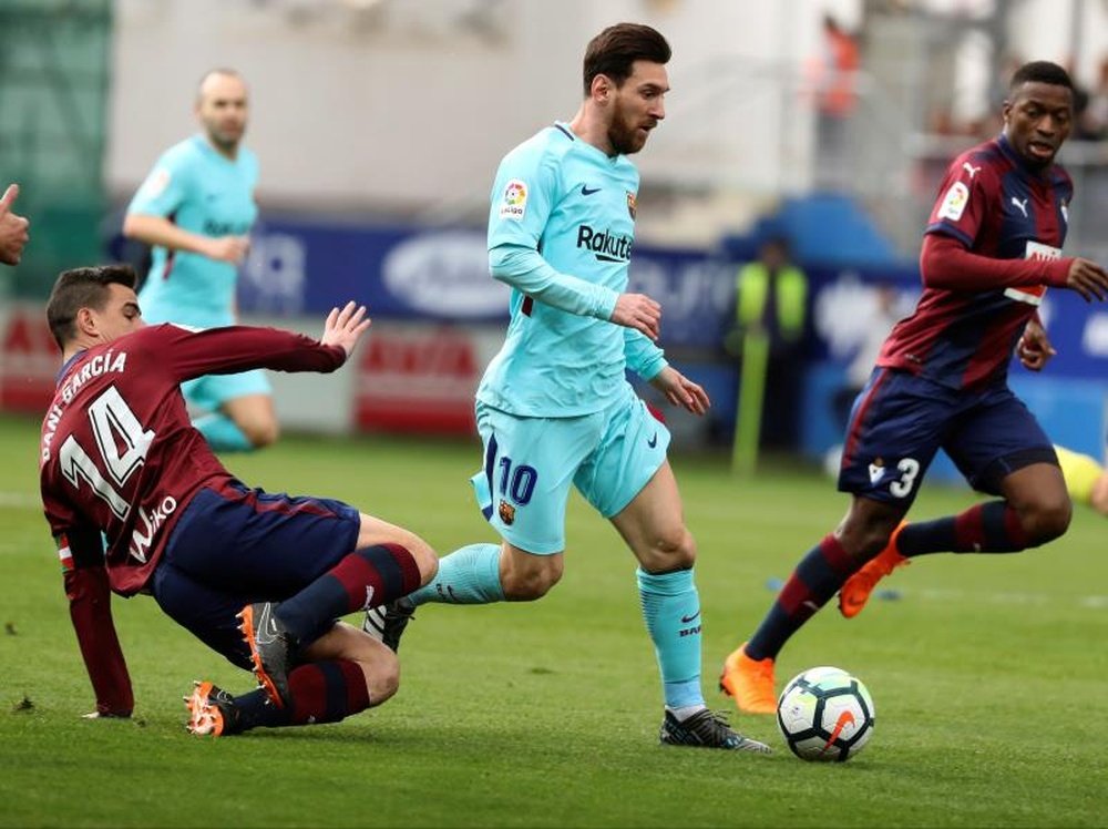 Leo Messi se ha convertido en un experto en rematar al palo. EFE