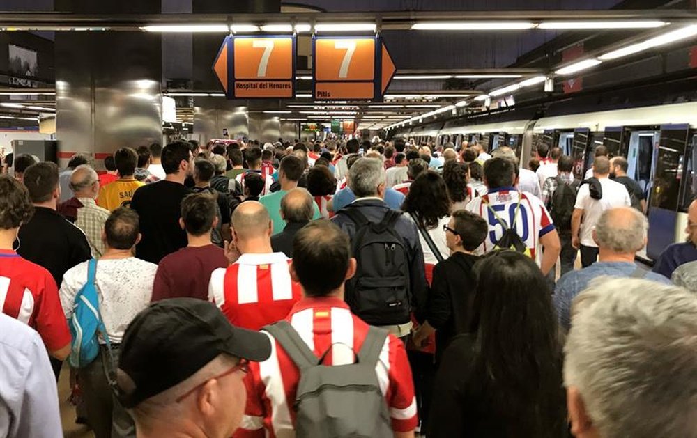 El Metro para ir al fútbol funciona. EFE