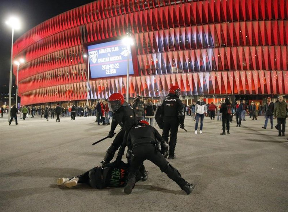 Police detain a Spartak Moscow fan. EFE