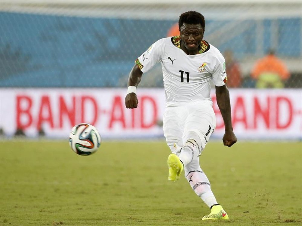 Sulley Muntari (C) was given a terrific reception as Hearts of Oak played Real Tamale United. EFE