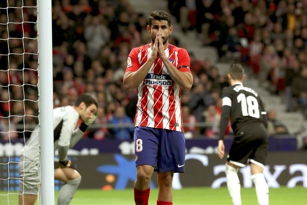 Diego Costa se retiró lesionado al poco de comenzar el segundo tiempo del Sporting-Atleti. EFE