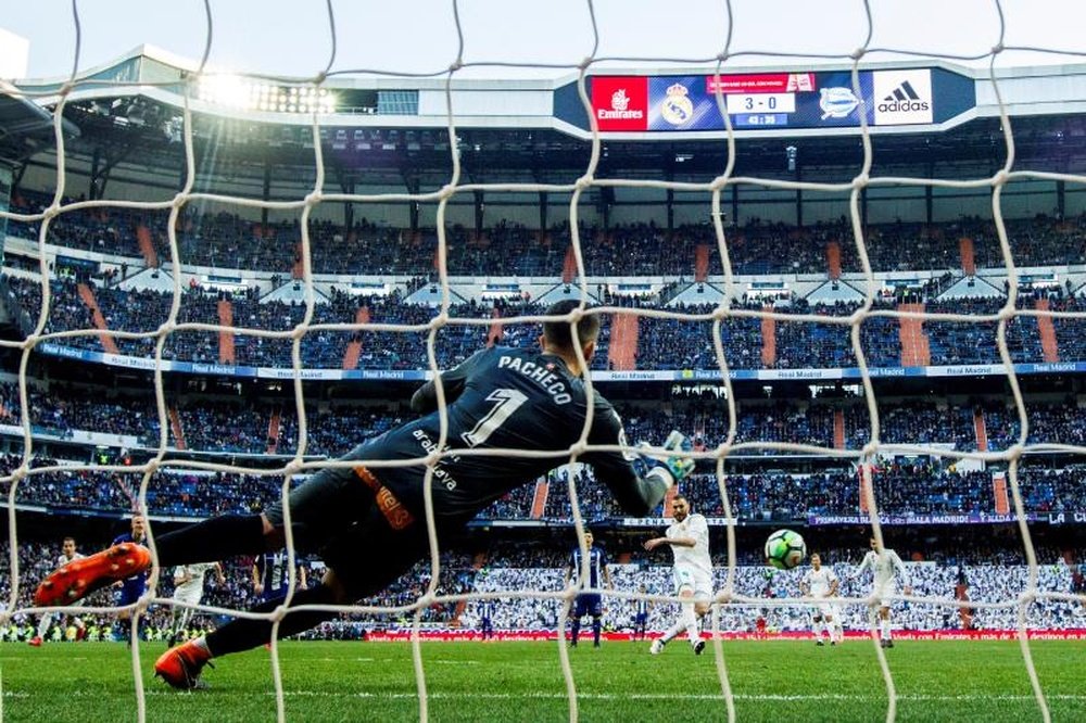 Benzema anotó de penalti ante el Alavés. EFE