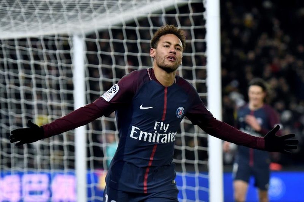 Neymar left the pitch on a stretcher at the Parc des Princes. EFE