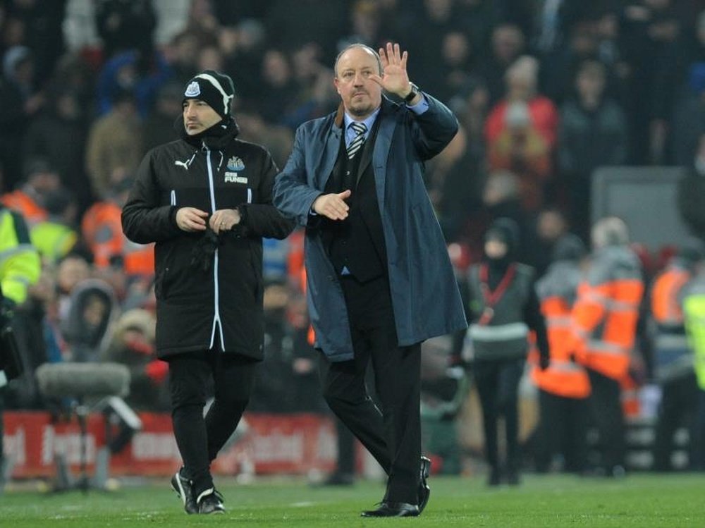 Rafa Benitez waves to the fans during Newcastle's victory in Lancashire. EFE