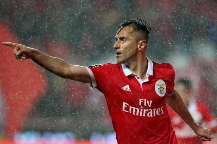 Benfica goleia e segue no 'comboio' do campeonato