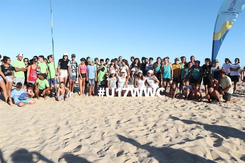 Uruguay organizó un evento en playa para promocionar el Mundial Femenino Sub 17. EFE