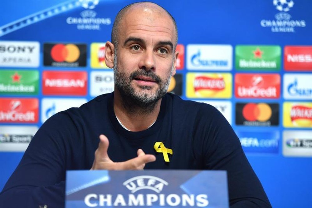 Guardiola wears the ribbon in support of Catalan political prisoners. EFE