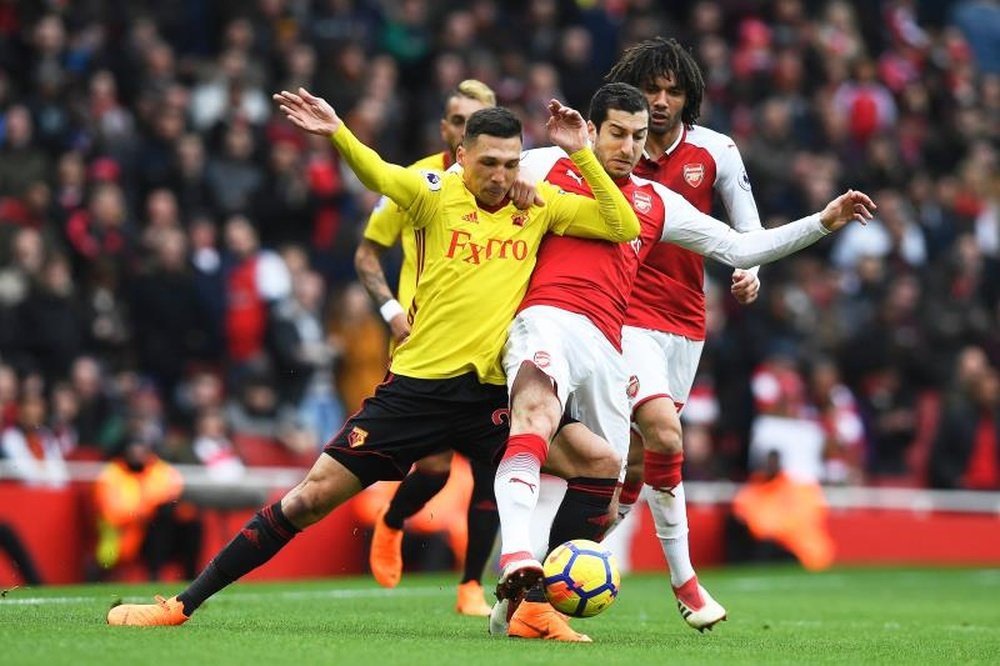 Arsenal's Henrikh Mkhitaryan in action against Watford's Jose Holebas. EFE