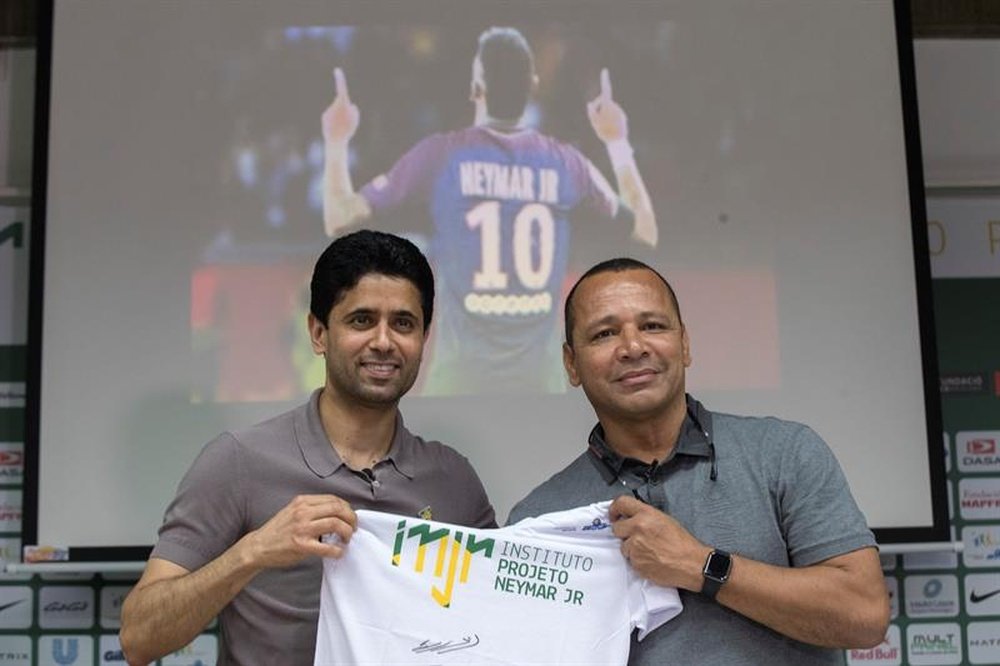 Neymar unió a su padre y al presidente del PSG. EFE