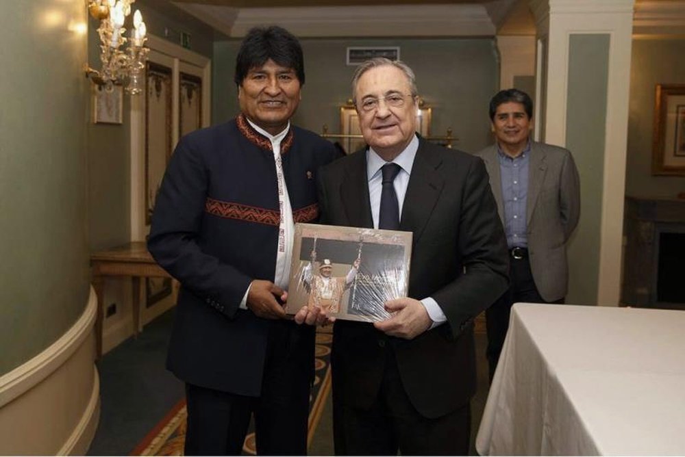 Evo Morales recibió una camiseta del Madrid. EFE