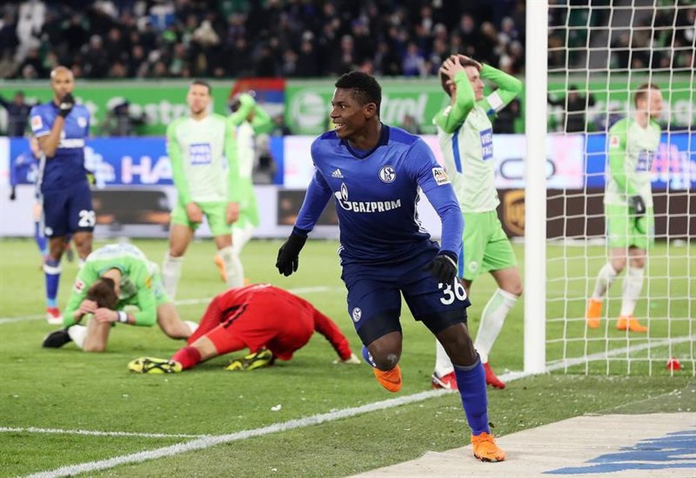 El Schalke retrasó el alirón liguero con una victoria por la mínima. AFP
