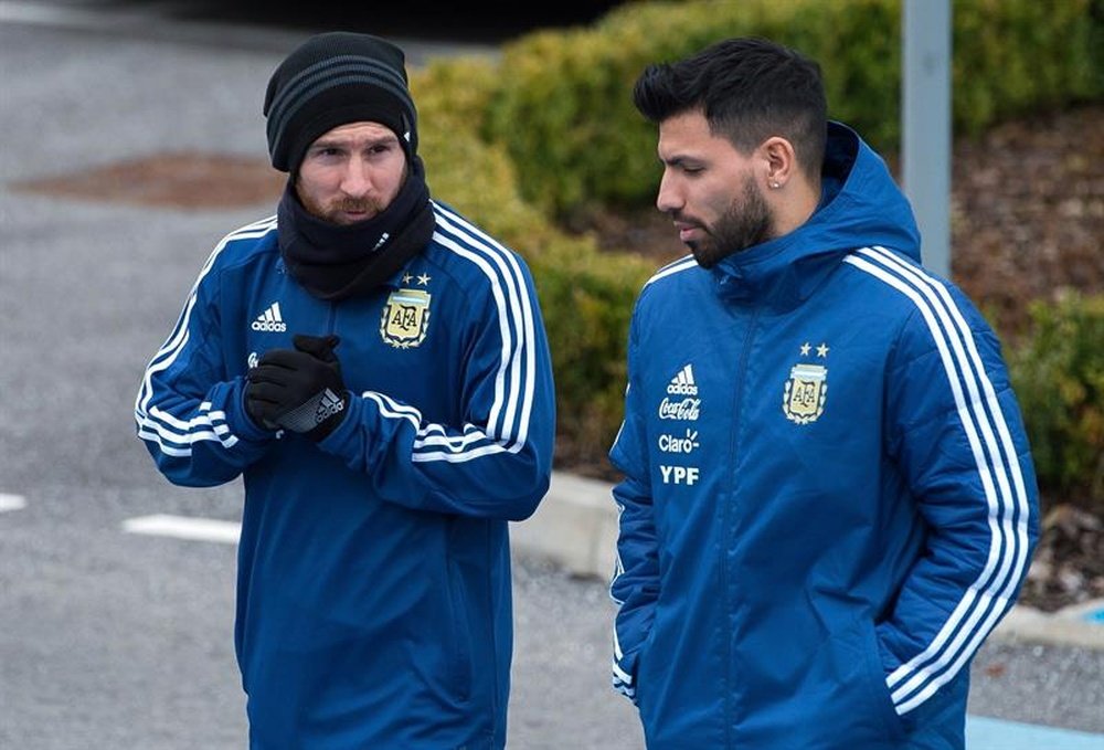 A Messi le encantaría jugar con Agüero. EFE
