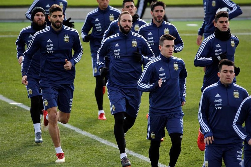 Ex compañeros de la Selección Argentina saludaron a Higuaín. EFE