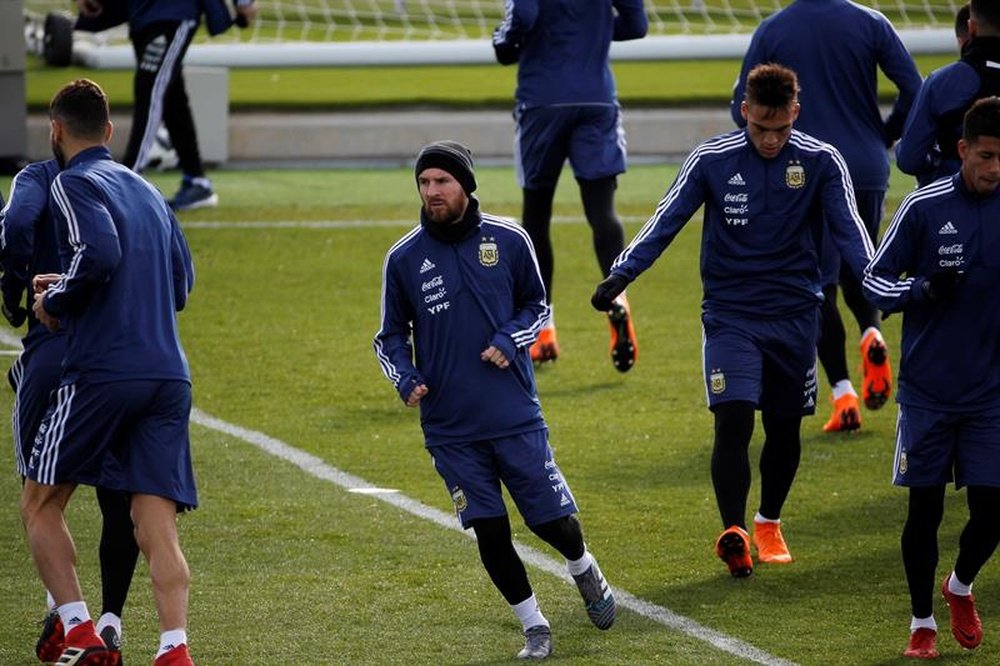 Messi tried to encourage his team-mates. EFE