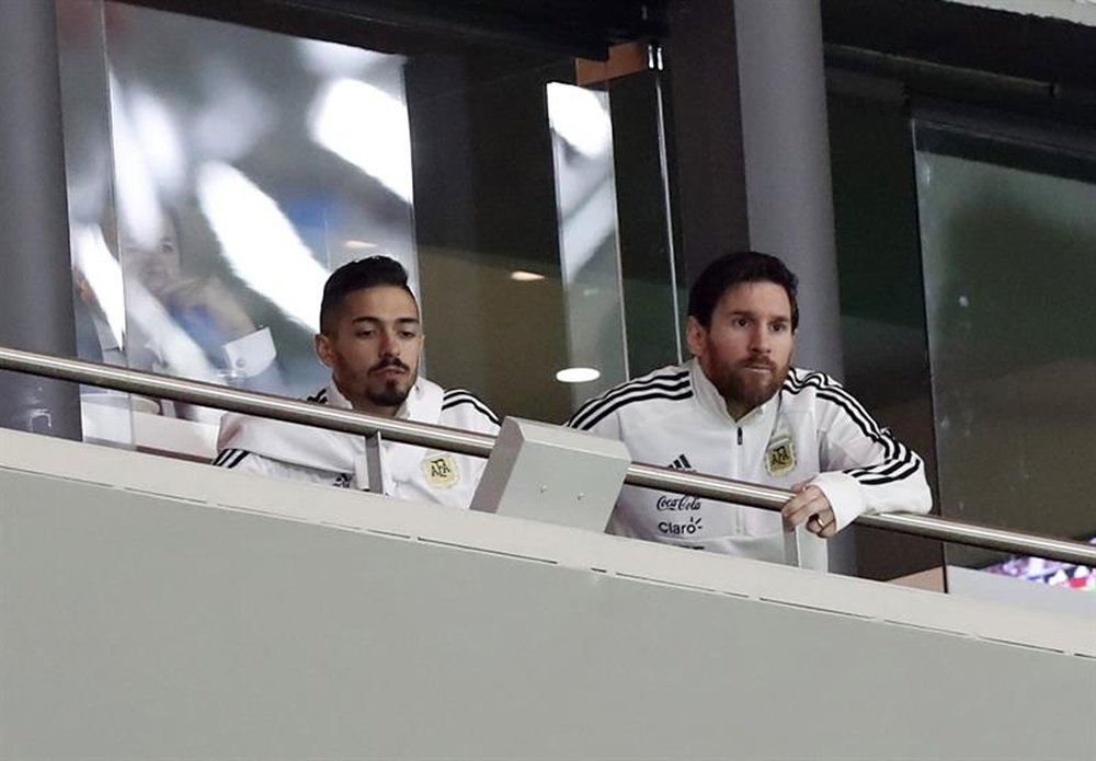 Messi visitou os companheiros ao intervalo. EFE