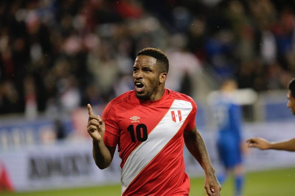 La baja de Paolo Guerrero podría hacer tambalear la Selección Peruana. EFE