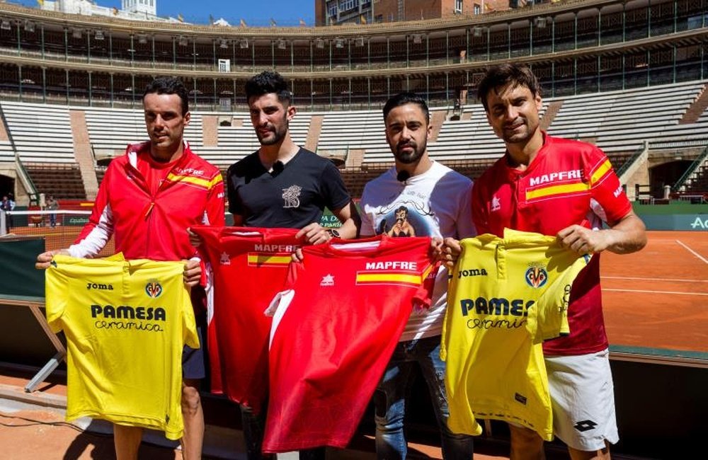 Los jugadores del Villarreal compartieron un rato con David Ferrer y Roberto Bautista. EFE