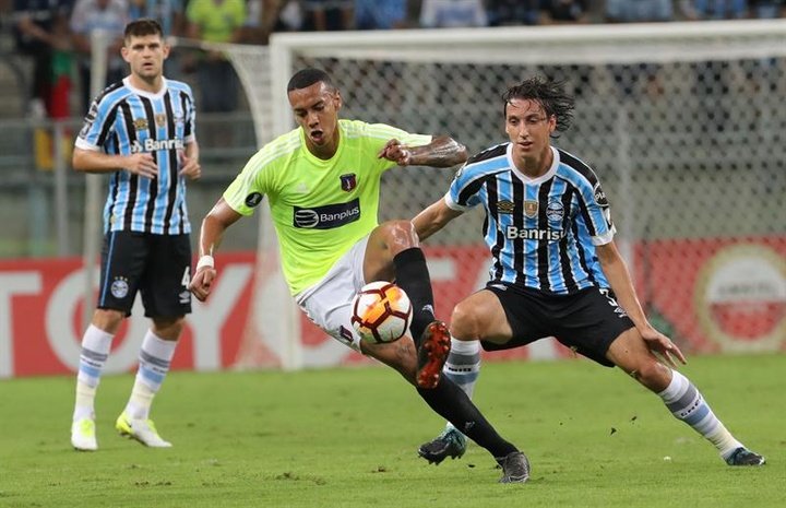 Geromel e Kannemann testam positivo e desfalcam o Grêmio