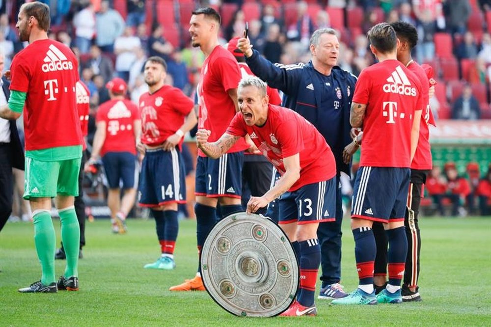 Bayern's Rafinha celebrates after winning the German Bundesliga. EFE
