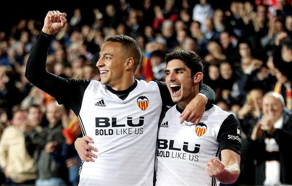 El Valencia pasó de soñar con Guedes a buscar recambio a Rodrigo. EFE