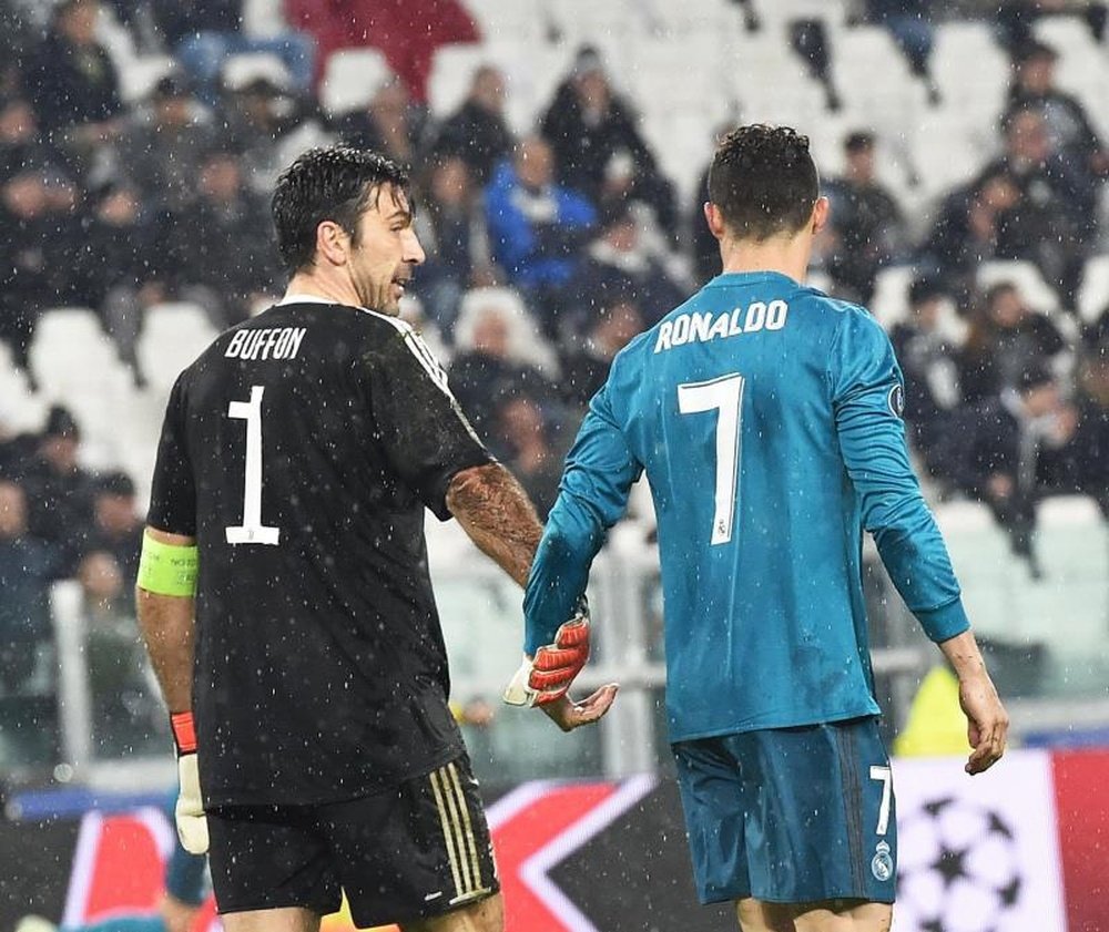 Buffon si congratula con Ronaldo. EFE