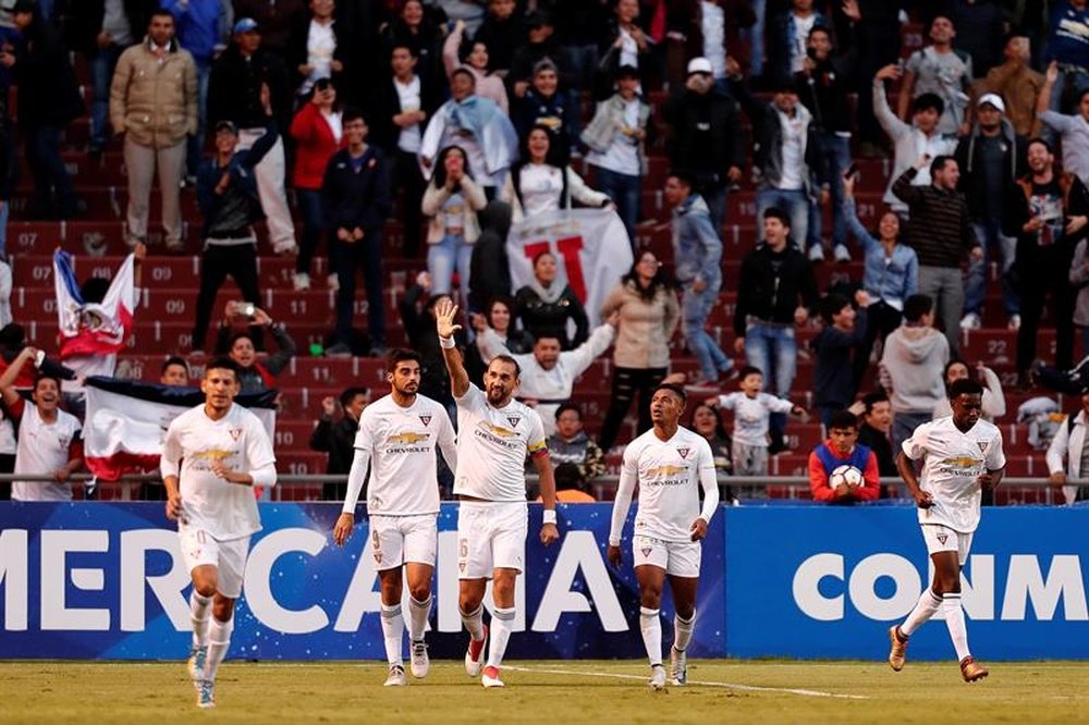 Hernán Barcos (centro) comemorando um gol pela LDU. EFE
