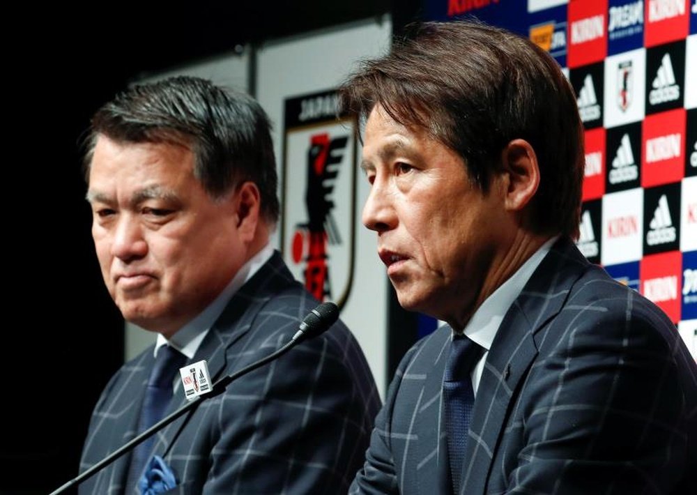 Akira Nishino (d) fue presentado como nuevo seleccionador de Japón. EFE