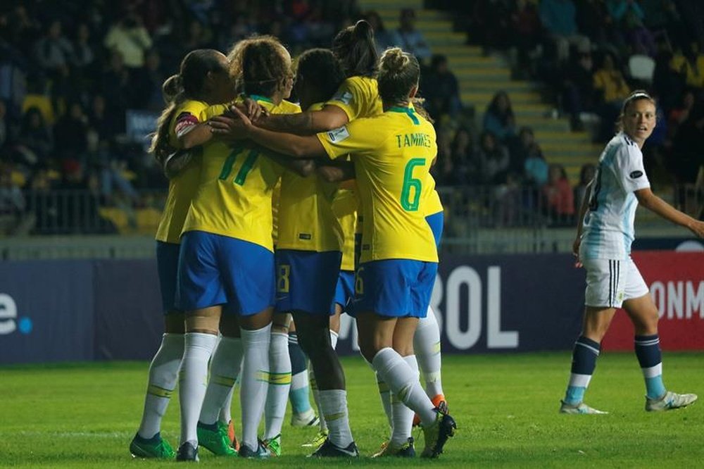 Brasil y Argentina golpearon primero en la fase final de la Copa América. EFE